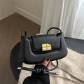 Bolso tipo silla de montar en cuero negro estilo francés con hebilla dorada y nudo - Negro