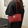 Borsa sottobraccio retrò rosso scuro in pelle lucida cerata con dettagli dorati - Rosso (Senza Ciondolo)