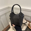 Borsa a secchiello retrò nera in pelle opaca con manico su una base di legno calda - Nero senza Ciondolo
