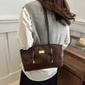 Borsa tote classica in pelle lucida marrone scuro con placca in metallo dorato - Caffè senza Ciondolo