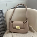 Minimalistische beige lederen baguette tas met goudkleurige chocolade-sluiting - Khaki