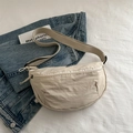 Minimalistische beige Nylon-Umhängetasche in Halbmondform mit breitem Gurt für die Freizeit - Khaki