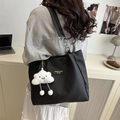 Sac cabas noir texturé avec bandoulière chaîne et breloque nuage en peluche mignonne - Noir Avec Pendentif Nuage