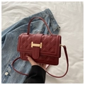 Primer plano de bolso bandolera acolchado rojo vino con cierre dorado en forma de H - Rojo