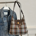 Borsa tote vintage in lana a quadri blu e marroni con patta in pelle e stemma N - Blu a Quadri