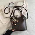 Bolso cubo marrón oscuro en piel sintética con amuleto de peluche y bandolera - Con Colgante / Marrón