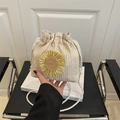 Beige Stroh-Beuteltasche mit 3D-Sonnenblumen-Dekor und weißem Baumwoll-Kordelzug - Weiß und Gelb