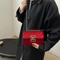 Borsa a tracolla in velluto rosso con catena dorata e trama trapuntata elegante - Rosso