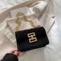 Borsa a tracolla minimalista in velluto nero con catena dorata e design quadrato trapuntato - Nero