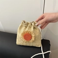 Stroh-Beuteltasche mit großer Sonnenblume und weißem Kordelzug für den Sommerurlaub - Khaki und Orange