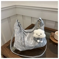 Détail du sac hobo plissé argenté avec pendentif nuage sur une table en bois - Avec Pendentif / Argent