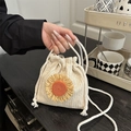 Handgewebte Stroh-Beuteltasche mit Sonnenblume und weißem Kordelzug-Schultergurt - Weiß und Orange