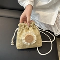 Petit sac seau en paille beige avec fleur au crochet et bandoulière en coton - Khaki et Blanc
