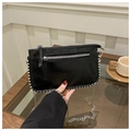 Primer plano de bolso bandolera de cuero negro con tachuelas plateadas y cadena - Negro