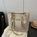 Sac fourre-tout en paille beige avec finitions en cuir vert avocat et chaîne dorée - Vert Sans Pendentif