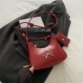 Borsa a mezzaluna rossa con fiocco argento e mini porta carte abbinato - Rosso
