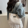 Sac cabas beige en paille tressée avec bandoulière en cuir noir et chaînes - Noir sans Pendentif