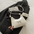 Borsa a spalla a mezza luna bianco crema con fiocco in argento e porta carte abbinato - Bianco