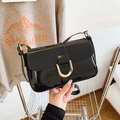 Borsa sottobraccio in pelle verniciata nera lucida con fibbia in metallo a forma di U oro - Nero