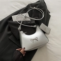 Borsa a mezzaluna argento con fiocco metallico e mini astuccio per carte set - Argento