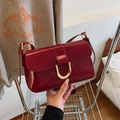 Borsa a tracolla in pelle verniciata rossa con fibbia a ferro di cavallo dorata - Rosso