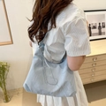 Moderna borsa a spalla hobo azzurra in tessuto testurizzato con forma a luna minimalista - Argento Senza Ciondolo