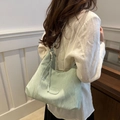 Borsa a spalla verde menta con tracolla a catena e dettaglio zip con nappa lunga - Verde senza ciondolo