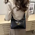 Borsa hobo retrò in pelle lucida nera con logo COIH 2DN dorato da indossare a spalla - Senza Ciondolo / Nero