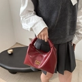 Elegante borsa a mezzaluna in finta pelle bordeaux con scritta in metallo dorato - Senza Ciondolo / Rosso