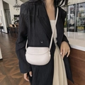 Borsa a sella minimalista in pelle beige con patta e tracolla sottile da donna - Bianco