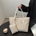 Retro crèmekleurige draagtas met grijs M-patroon en bijpassende mini-tas aan de handgreep - Wit