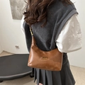 Borsa hobo vintage in pelle marrone con logo dorato per un look quotidiano - Senza Ciondolo / Marrone