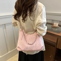Borsa hobo rosa con catena argentata in tessuto di nylon mostrata indossata da modella - Rosa Senza Ciondolo