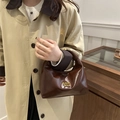 Borsa a tracolla in pelle lucida marrone scuro con scritta vintage e design minimalista - Senza Ciondolo / Marrone