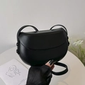 Borsa a sella minimalista in ecopelle nera con finitura liscia e tracolla regolabile - Nero
