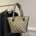 Borsa tote trapuntata in oro metallizzato con classici motivi a rombi per donna - Oro
