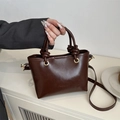 Bolso vintage marrón café de cuero PU con asa anudada y detalles de anillos dorados - Marrón