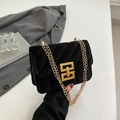 Elegante schwarze Samt-Umhängetasche mit goldener Kette und V-Steppmuster-Design - Schwarz