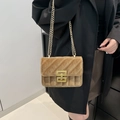 Elegante bronzene Samt-Umhängetasche mit goldener Kette und Steppmuster für Damen - Khaki