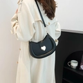 Borsa hobo nera moderna da donna con grande fibbia a cuore d'argento e tracolla - Anello a Molla Cuore Argento / Nero