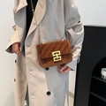 Sac bandoulière en velours marron avec chaîne dorée et fermoir géométrique élégant - Marron