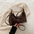 Borsa hobo in pelle testa di moro con dettagli dorati e tracolla in stile minimale - Marrone