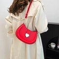 Borsa a sella rosso vivace con fibbia a cuore argento indossata a tracolla moda - Anello a Molla Cuore Argento / Rosso