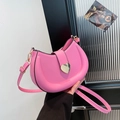 Elegante borsa a tracolla rosa a mezzaluna con fibbia a cuore dorata e tracolla regolabile - Oro Cuore Passante / Rosa
