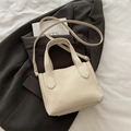 Elegante borsa a secchiello bianco panna con grana litchi e dettagli dorati - Bianco