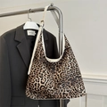 Grote schoudertas met luipaardprint en witte lederen riem op een grijze blazer - Bruin