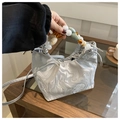 Silbergraue Marmor-Beuteltasche mit klobigem Bernsteinperlen-Griff und Kordelzug - Silber