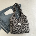 Borsa tote in peluche leopardata grigia e bianca in morbida ecopelliccia per l'inverno - Nero