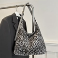 Grote hobo-tas met luipaardprint en grijze verstelbare brede riem in zwart witte grijstinten - Zwart