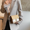 Bolso pequeño cuadrado en contraste con correa bordada vintage y elegantes tonos neutros - Amarillo